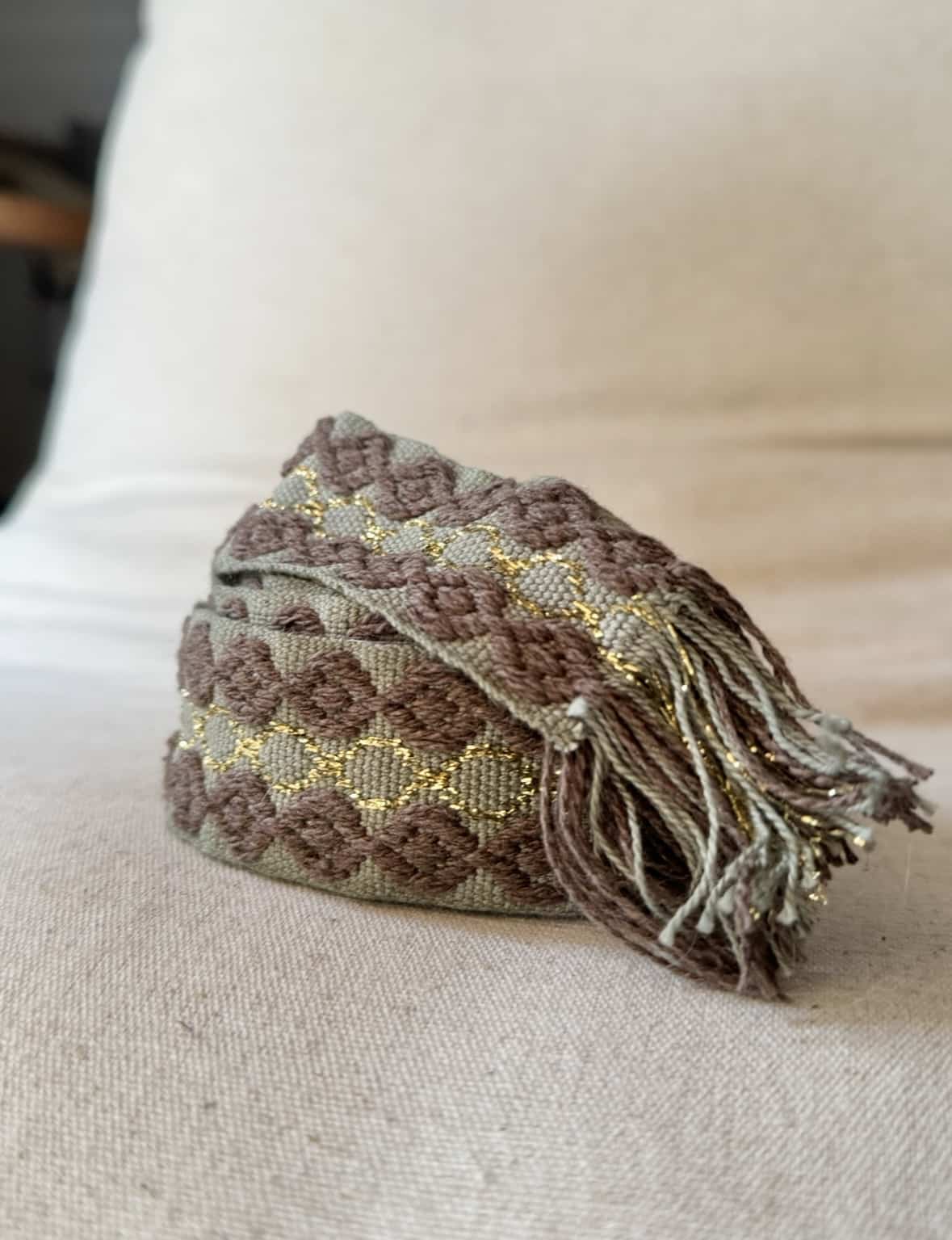 L’accessoire bohème chic par excellence La ceinture POLIG incarne l’élégance décontractée du style bohème chic. Confectionnée en coton doux, elle offre à la fois souplesse, texture et charme artisanal. Ses motifs ronds brodés couleur chocolat rappellent le travail soigné des pièces faites à la main. Le liseré doré apporte une touche de lumière et de féminité, idéale pour rehausser vos tenues. Grâce à sa matière naturelle, la ceinture POLIG reste agréable et facile à ajuster. Elle se noue simplement à la taille ou sur les hanches, selon votre style. Ses finitions à franges ajoutent un esprit libre et délicatement vintage. Chaque détail contribue à une allure féminine, naturelle et authentique. Trois coloris, trois ambiances La ceinture POLIG se décline en trois teintes élégantes et faciles à assortir : Beige : douce et lumineuse, parfaite sur une robe fluide ou une jupe claire. Kaki : naturelle et subtile, idéale pour des looks automnaux et raffinés. Camel : chaleureuse et intemporelle, un indispensable de la saison. Portée sur une robe vaporeuse, une jupe longue ou un pantalon fluide, elle structure la silhouette tout en conservant sa légèreté. Elle se noue selon vos envies : en simple tour pour un style épuré, ou en double pour un effet plus affirmé. Une signature Les Marques de Lilo La ceinture POLIG incarne parfaitement l’univers Les Marques de Lilo : un style féminin, doux et naturellement bohème. Légère, polyvalente et unique, elle complète avec grâce vos tenues du quotidien. Ses détails brodés et sa finition à franges en font un accessoire plein de caractère. Un simple nœud suffit pour souligner la taille et révéler toute votre allure bohème chic.