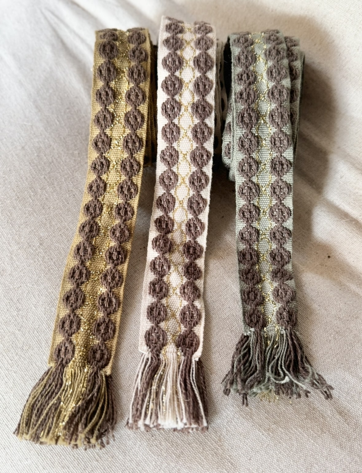 L’accessoire bohème chic par excellence La ceinture POLIG incarne l’élégance décontractée du style bohème chic. Confectionnée en coton doux, elle offre à la fois souplesse, texture et charme artisanal. Ses motifs ronds brodés couleur chocolat rappellent le travail soigné des pièces faites à la main. Le liseré doré apporte une touche de lumière et de féminité, idéale pour rehausser vos tenues. Grâce à sa matière naturelle, la ceinture POLIG reste agréable et facile à ajuster. Elle se noue simplement à la taille ou sur les hanches, selon votre style. Ses finitions à franges ajoutent un esprit libre et délicatement vintage. Chaque détail contribue à une allure féminine, naturelle et authentique. Trois coloris, trois ambiances La ceinture POLIG se décline en trois teintes élégantes et faciles à assortir : Beige : douce et lumineuse, parfaite sur une robe fluide ou une jupe claire. Kaki : naturelle et subtile, idéale pour des looks automnaux et raffinés. Camel : chaleureuse et intemporelle, un indispensable de la saison. Portée sur une robe vaporeuse, une jupe longue ou un pantalon fluide, elle structure la silhouette tout en conservant sa légèreté. Elle se noue selon vos envies : en simple tour pour un style épuré, ou en double pour un effet plus affirmé. Une signature Les Marques de Lilo La ceinture POLIG incarne parfaitement l’univers Les Marques de Lilo : un style féminin, doux et naturellement bohème. Légère, polyvalente et unique, elle complète avec grâce vos tenues du quotidien. Ses détails brodés et sa finition à franges en font un accessoire plein de caractère. Un simple nœud suffit pour souligner la taille et révéler toute votre allure bohème chic.