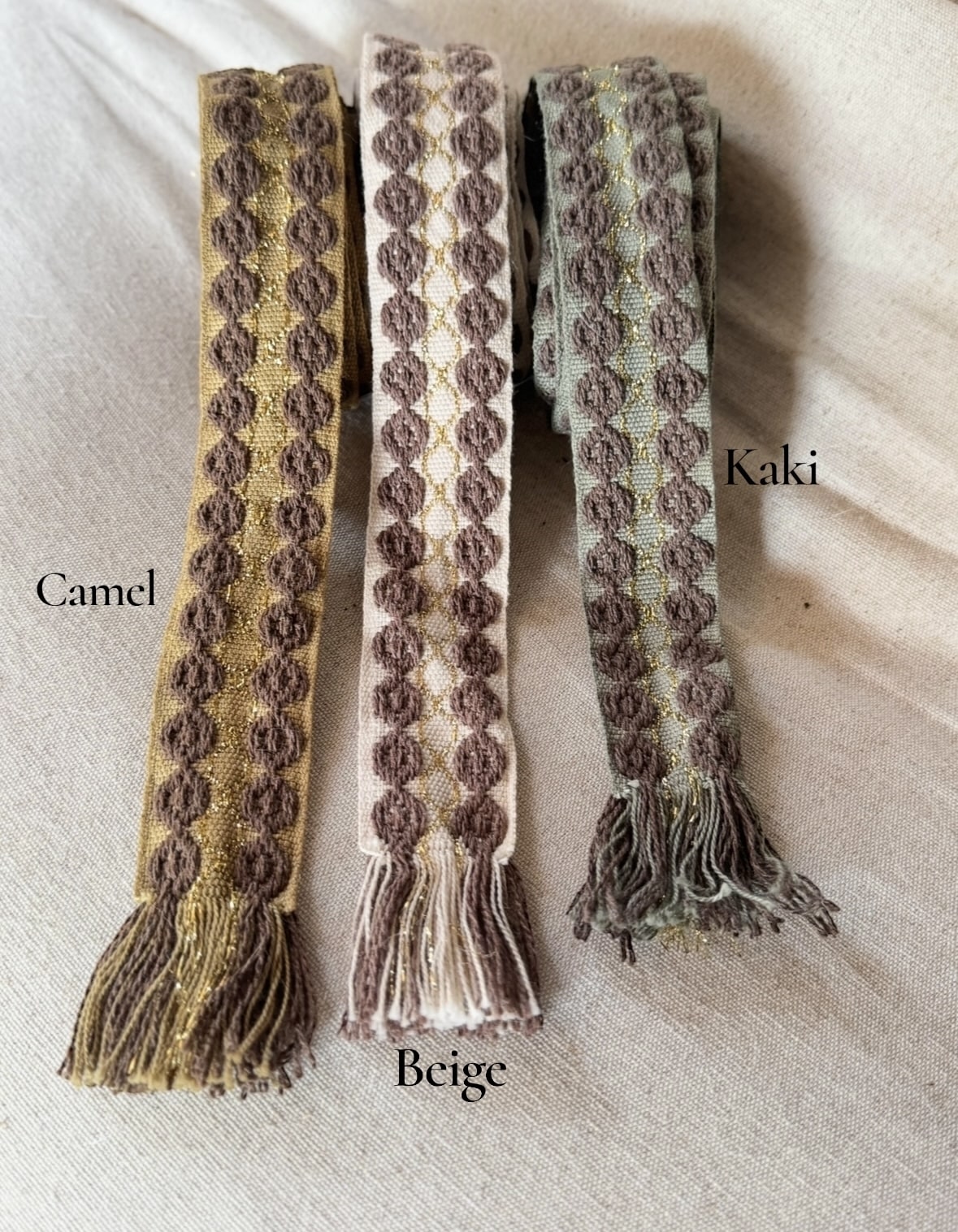 L’accessoire bohème chic par excellence La ceinture POLIG incarne l’élégance décontractée du style bohème chic. Confectionnée en coton doux, elle offre à la fois souplesse, texture et charme artisanal. Ses motifs ronds brodés couleur chocolat rappellent le travail soigné des pièces faites à la main. Le liseré doré apporte une touche de lumière et de féminité, idéale pour rehausser vos tenues. Grâce à sa matière naturelle, la ceinture POLIG reste agréable et facile à ajuster. Elle se noue simplement à la taille ou sur les hanches, selon votre style. Ses finitions à franges ajoutent un esprit libre et délicatement vintage. Chaque détail contribue à une allure féminine, naturelle et authentique. Trois coloris, trois ambiances La ceinture POLIG se décline en trois teintes élégantes et faciles à assortir : Beige : douce et lumineuse, parfaite sur une robe fluide ou une jupe claire. Kaki : naturelle et subtile, idéale pour des looks automnaux et raffinés. Camel : chaleureuse et intemporelle, un indispensable de la saison. Portée sur une robe vaporeuse, une jupe longue ou un pantalon fluide, elle structure la silhouette tout en conservant sa légèreté. Elle se noue selon vos envies : en simple tour pour un style épuré, ou en double pour un effet plus affirmé. Une signature Les Marques de Lilo La ceinture POLIG incarne parfaitement l’univers Les Marques de Lilo : un style féminin, doux et naturellement bohème. Légère, polyvalente et unique, elle complète avec grâce vos tenues du quotidien. Ses détails brodés et sa finition à franges en font un accessoire plein de caractère. Un simple nœud suffit pour souligner la taille et révéler toute votre allure bohème chic.