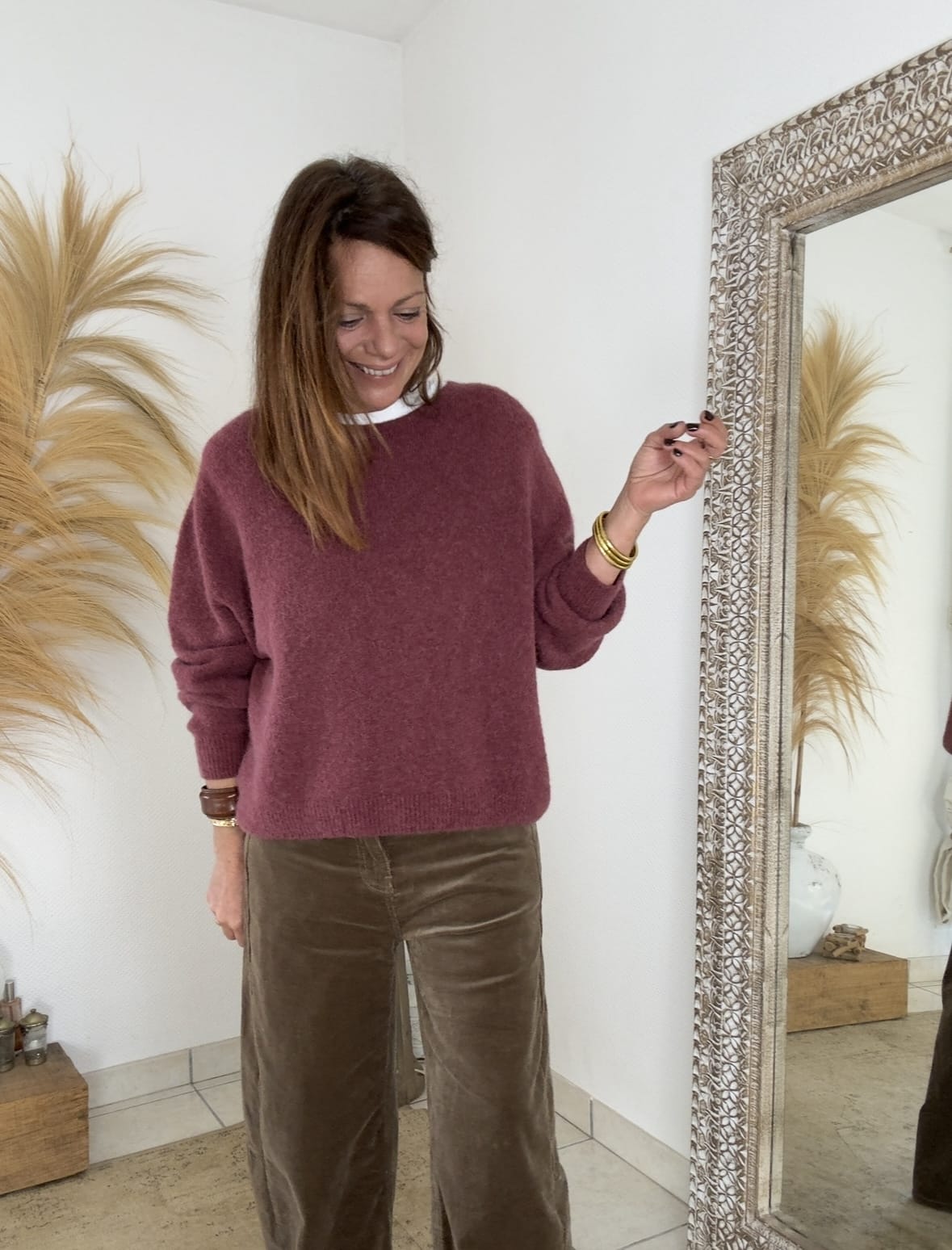 Pull Babeth lit de vin – Douceur et élégance italienne Le pull Babeth séduit par sa texture moelleuse et sa couleur lit de vin profonde. Fabriqué en Italie, il allie savoir-faire artisanal et douceur du baby alpaga. Ce mélange de fibres nobles rend chaque maille souple et agréable à porter. Un confort irrésistible au quotidien Sa coupe ample assure un tombé fluide et féminin. Le col bateau encadre joliment le visage. Avec son volume bien pensé, Babeth offre un équilibre parfait entre cocooning et allure chic. Une couleur qui réchauffe le teint La teinte lit de vin apporte une touche raffinée et lumineuse. Porté avec le pantalon en velours Luis, il crée un look automnal élégant et moderne. Un essentiel durable Conçu pour durer, le pull Babeth combine douceur, confort et qualité. Sa maille délicate et sa fabrication italienne garantissent un rendu impeccable.