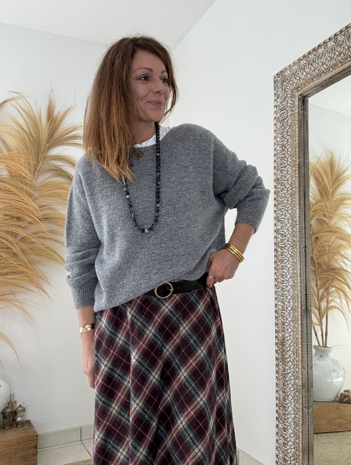 Pull Babeth gris – Élégance naturelle et confort italien Le pull Babeth en coloris gris séduit par son raffinement discret. Sa maille douce en baby alpaga enveloppe la silhouette avec légèreté. Fabriqué en Italie, il incarne le chic décontracté à la perfection. Une coupe fluide et féminine Sa coupe ample offre une grande liberté de mouvement. Le col rond apporte une touche élégante. Grâce à sa texture moelleuse, Babeth procure une sensation de chaleur et de bien-être. Un gris facile à porter Le gris, teinte sobre et raffinée, se marie aisément avec toutes vos pièces favorites. Porté avec la jupe écossaise Anna, il compose un ensemble harmonieux et plein de caractère. Un indispensable du dressing Pratique et durable, le pull Babeth combine douceur, qualité et élégance italienne. Une pièce à adopter sans hésiter.