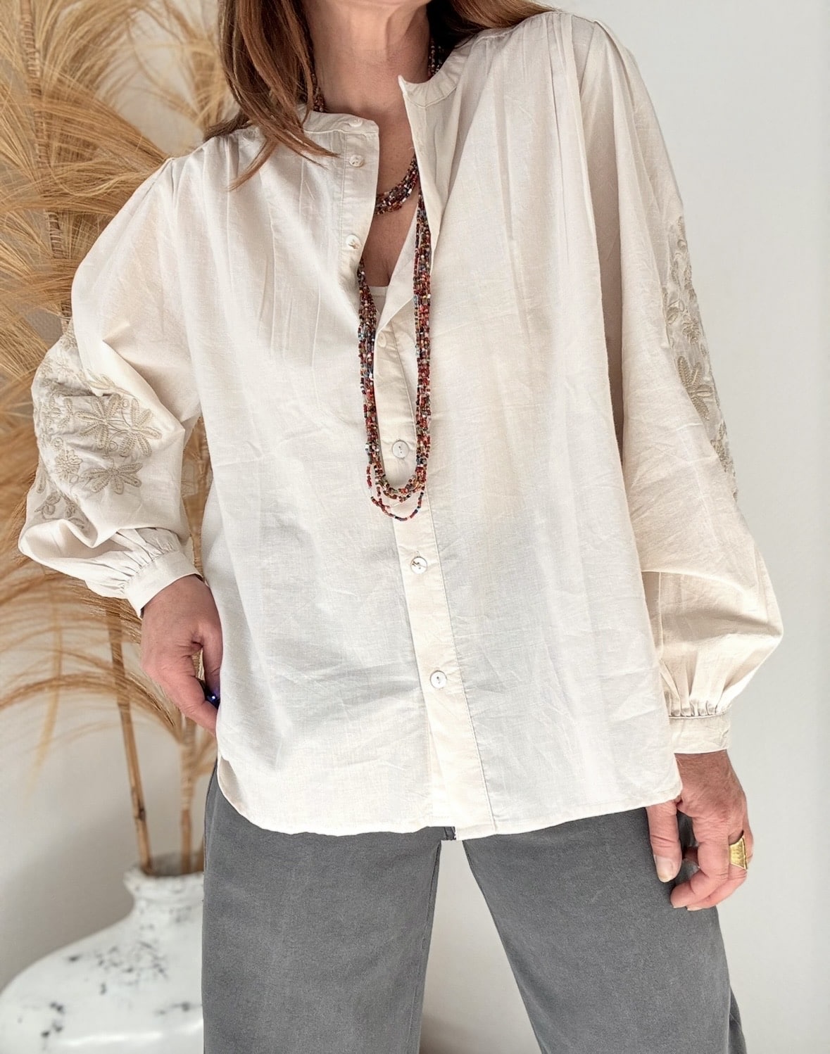 Chemise en voile de coton beige manches brodées – Image 3