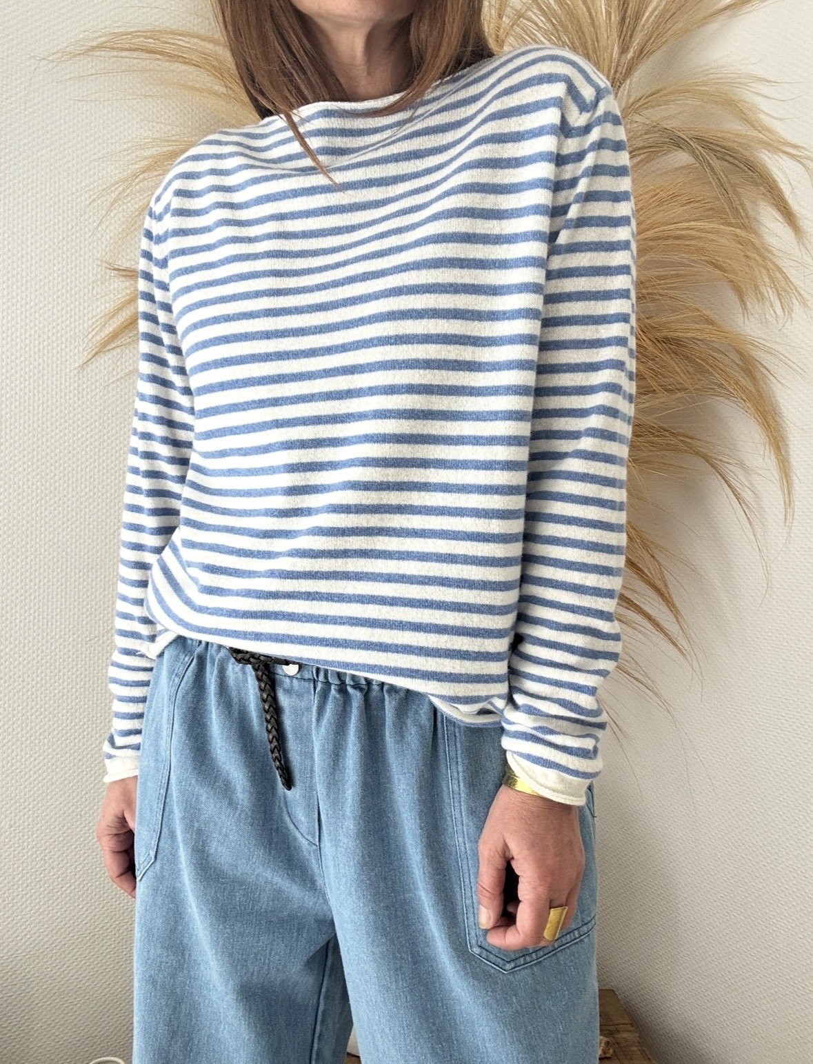 Pull fin Voltaire en cachemire et laine rayé bleu clair et blanc