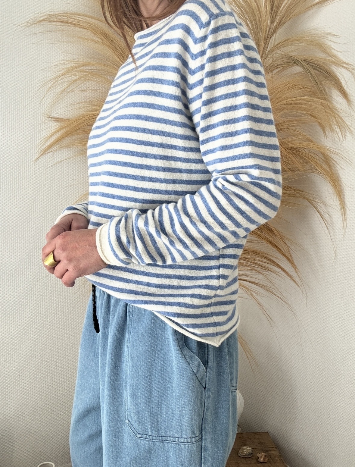 Pull fin Voltaire en cachemire et laine rayé bleu clair et blanc – Image 8