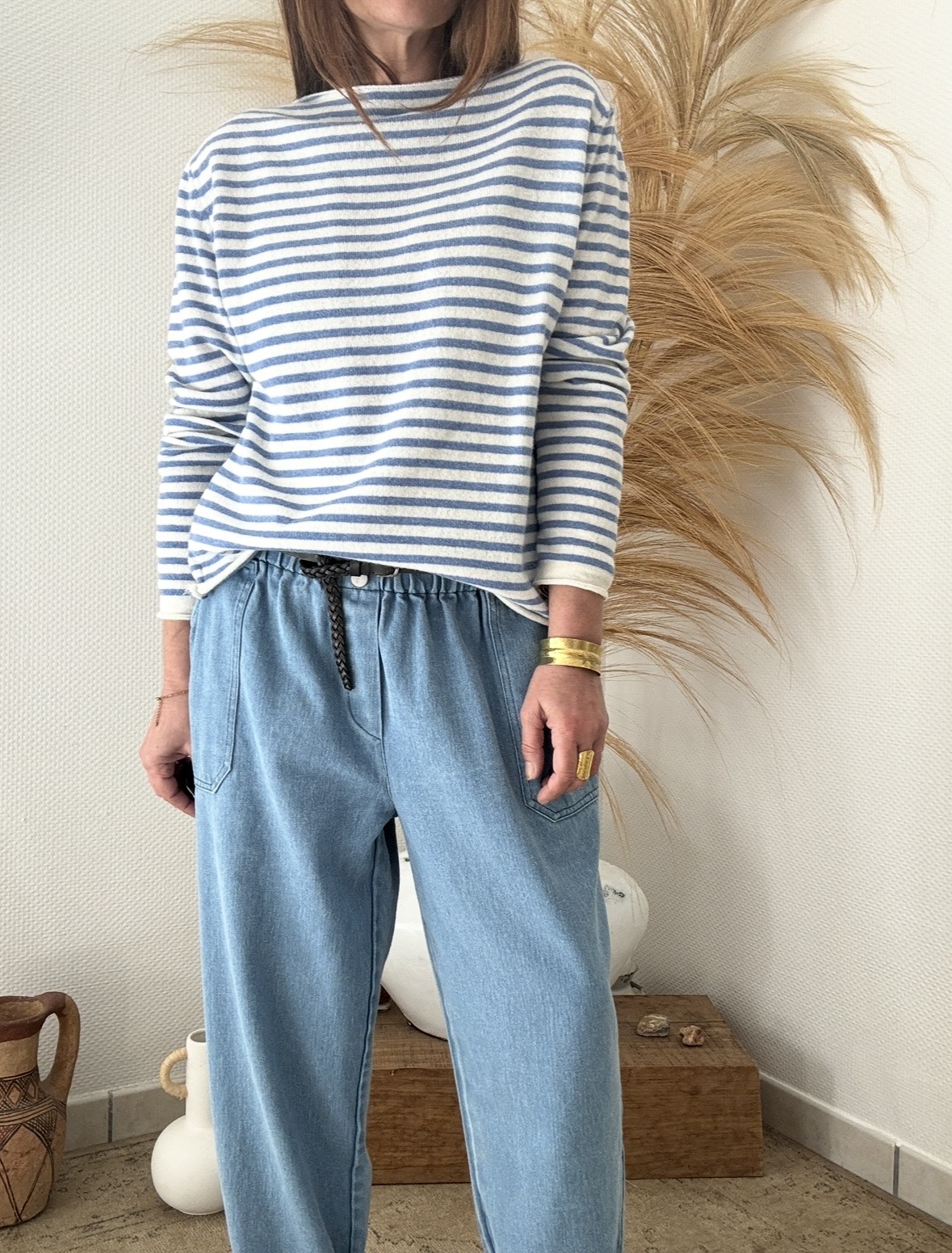 Pull fin Voltaire en cachemire et laine rayé bleu clair et blanc – Image 5