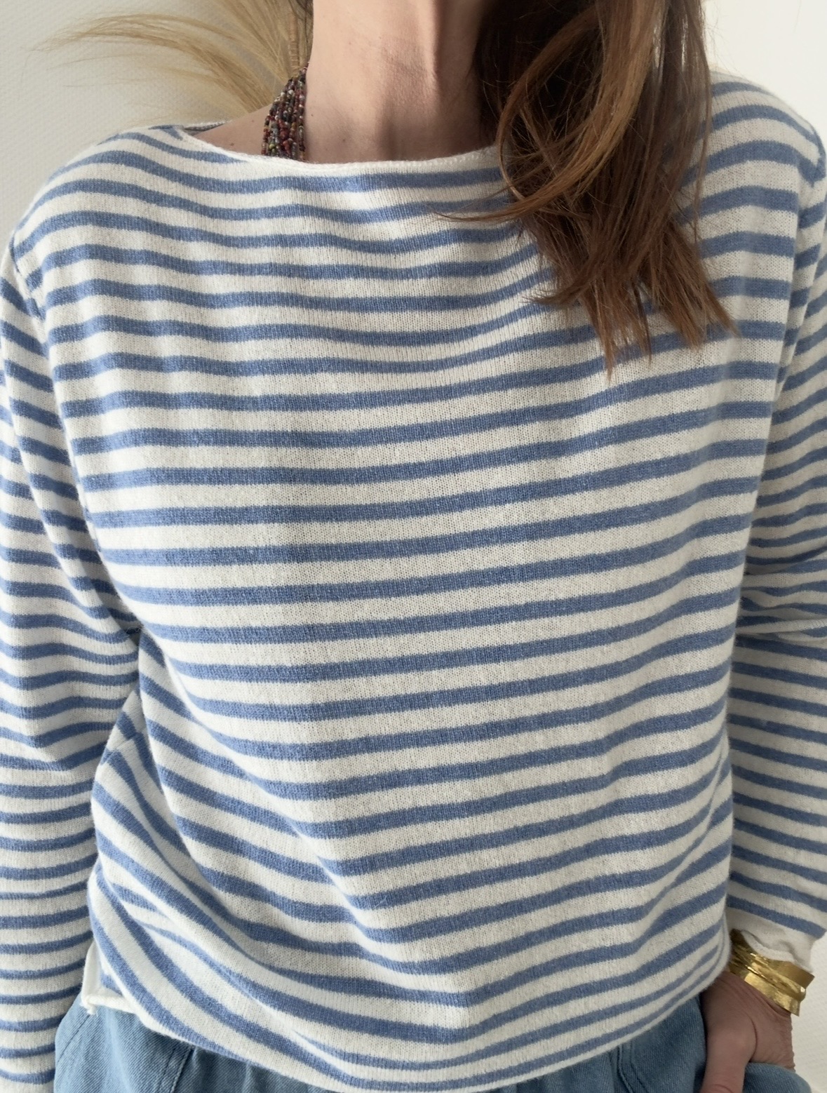 Pull fin Voltaire en cachemire et laine rayé bleu clair et blanc – Image 3