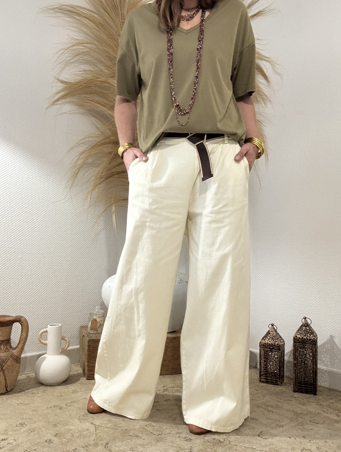 T-shirt Alfred en coton kaki col V – Image 2