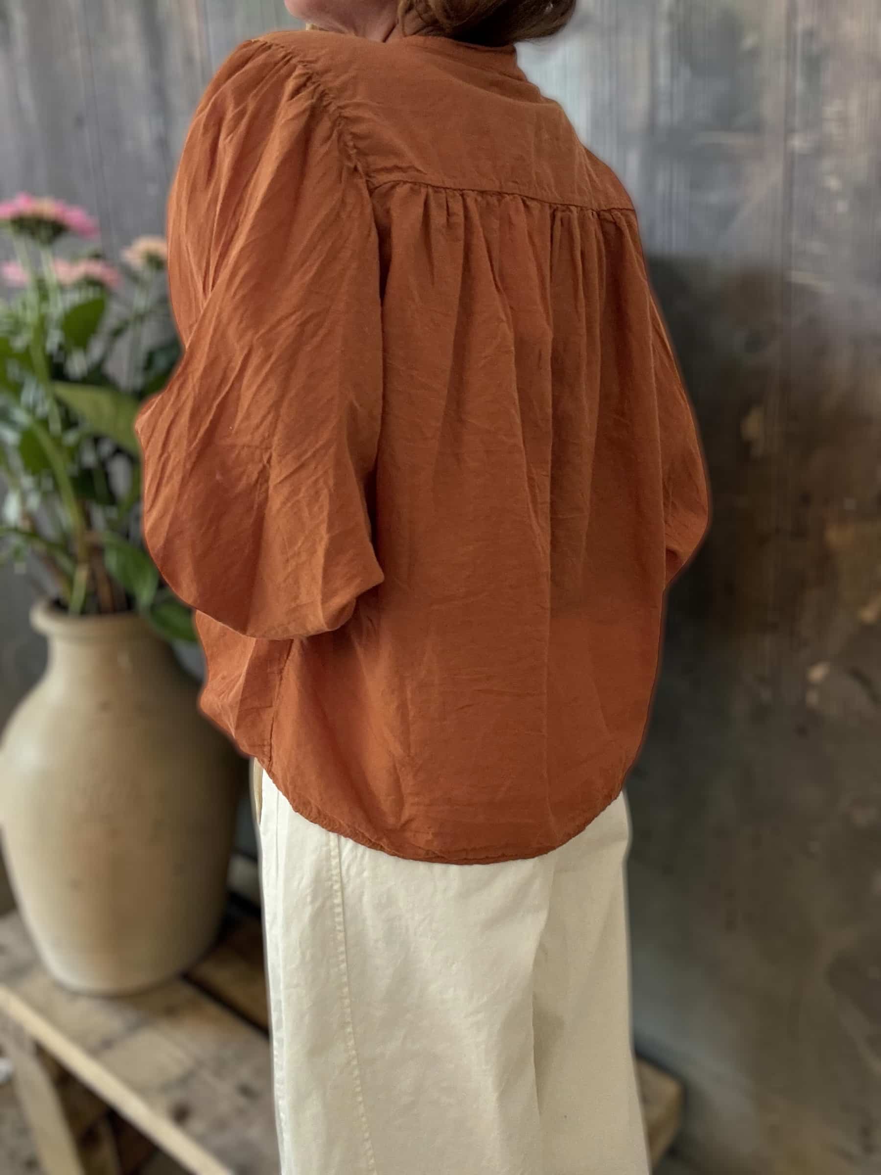 Chemise ample rouille en voile de coton Maly – Image 3