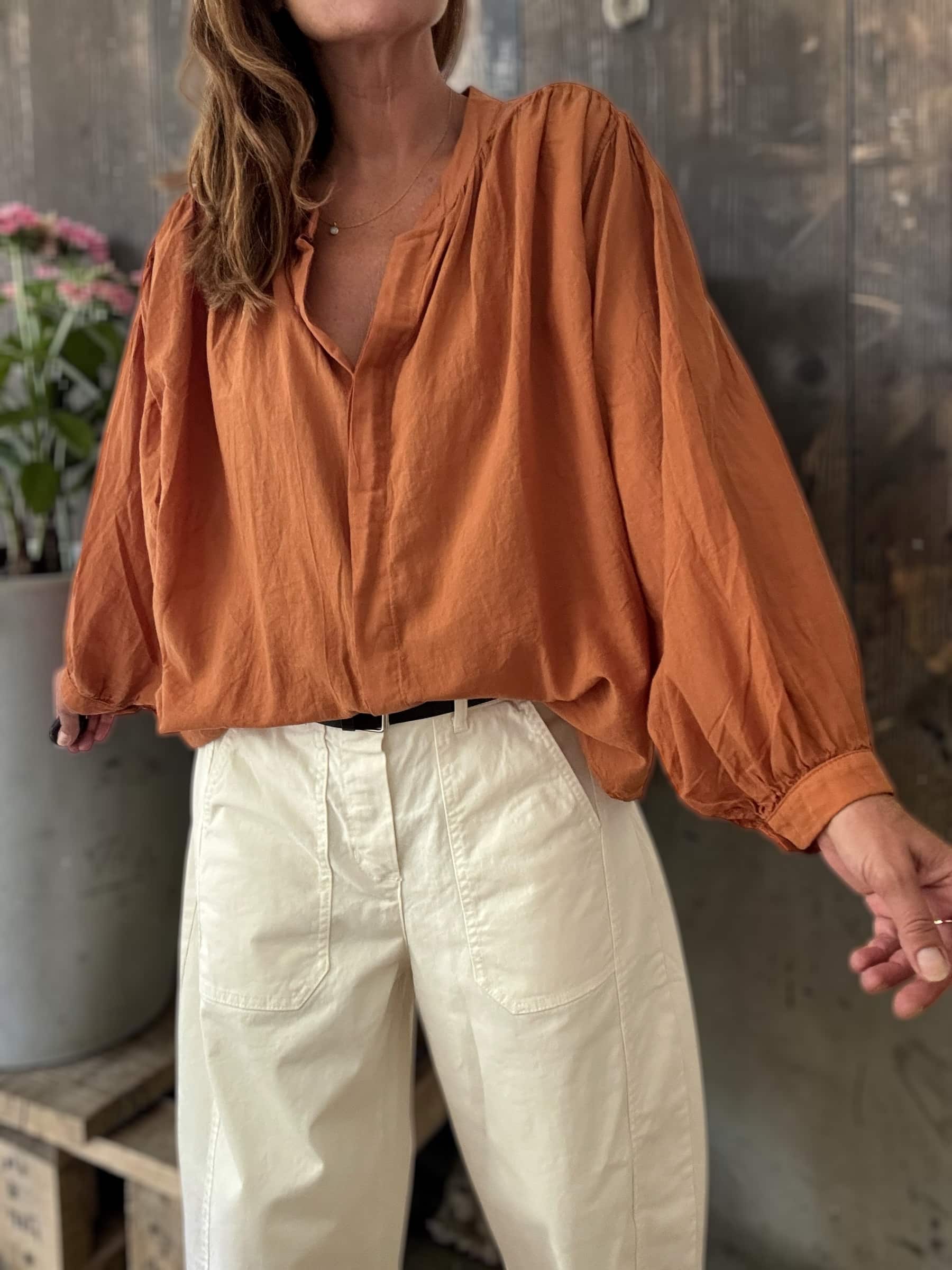 Chemise ample rouille en voile de coton Maly – Image 2