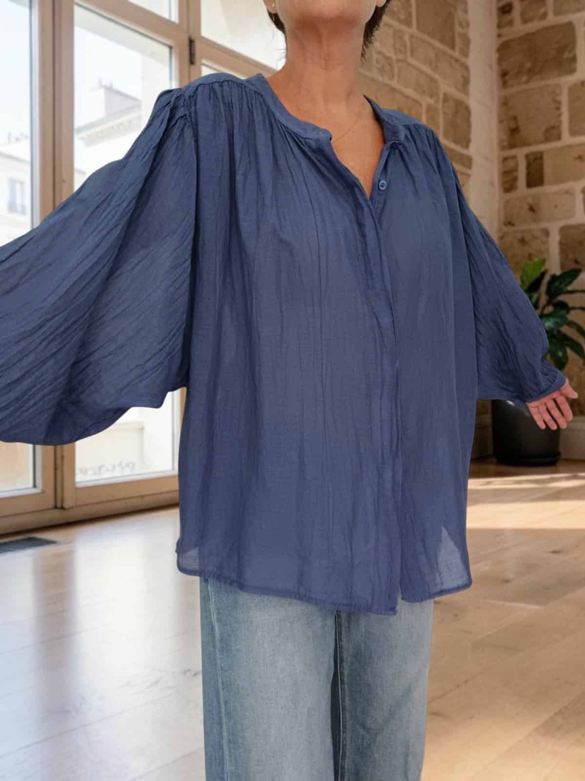 Chemise ample marine en voile de coton Maly – Image 4