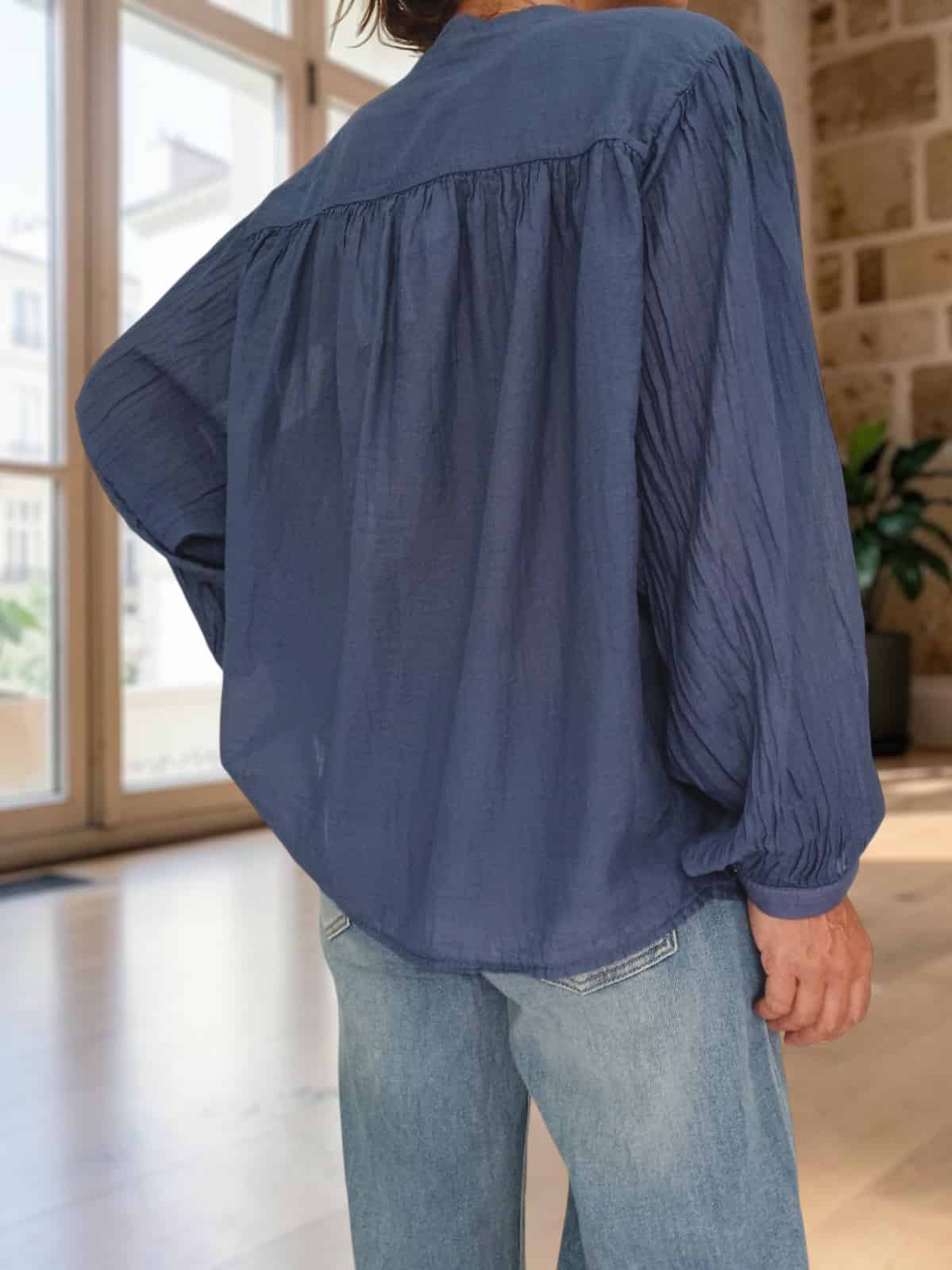 Chemise ample marine en voile de coton Maly – Image 2
