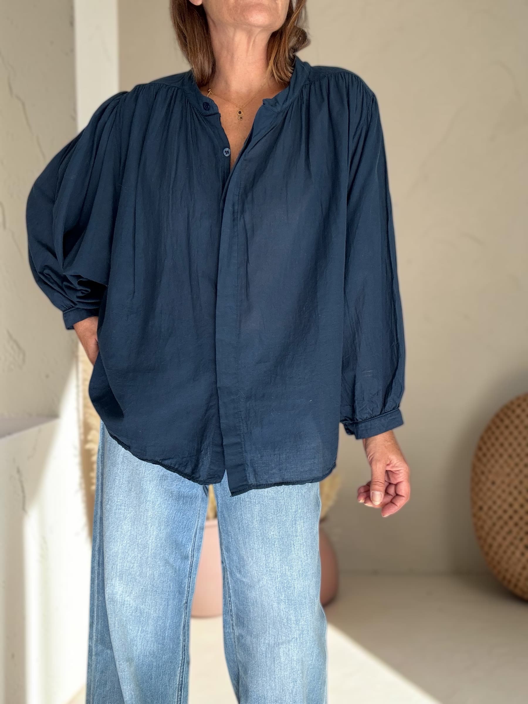 Chemise ample marine profond en voile de coton Maly – Image 5