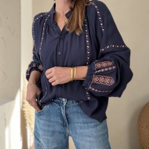 Chemise marine femme brodée Marceau, col mao et manches longues.