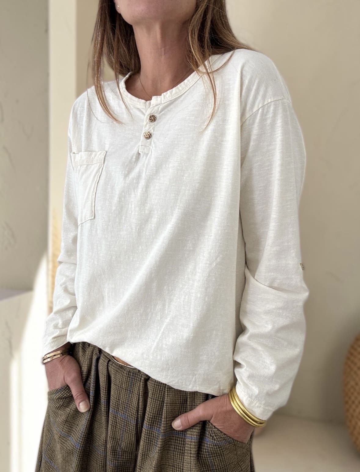 Le T-shirt June revisite le basique à manches longues avec de jolis détails qui lui donnent toute son originalité. On adore sa coupe ample et confortable, ainsi que son coton 100 %.