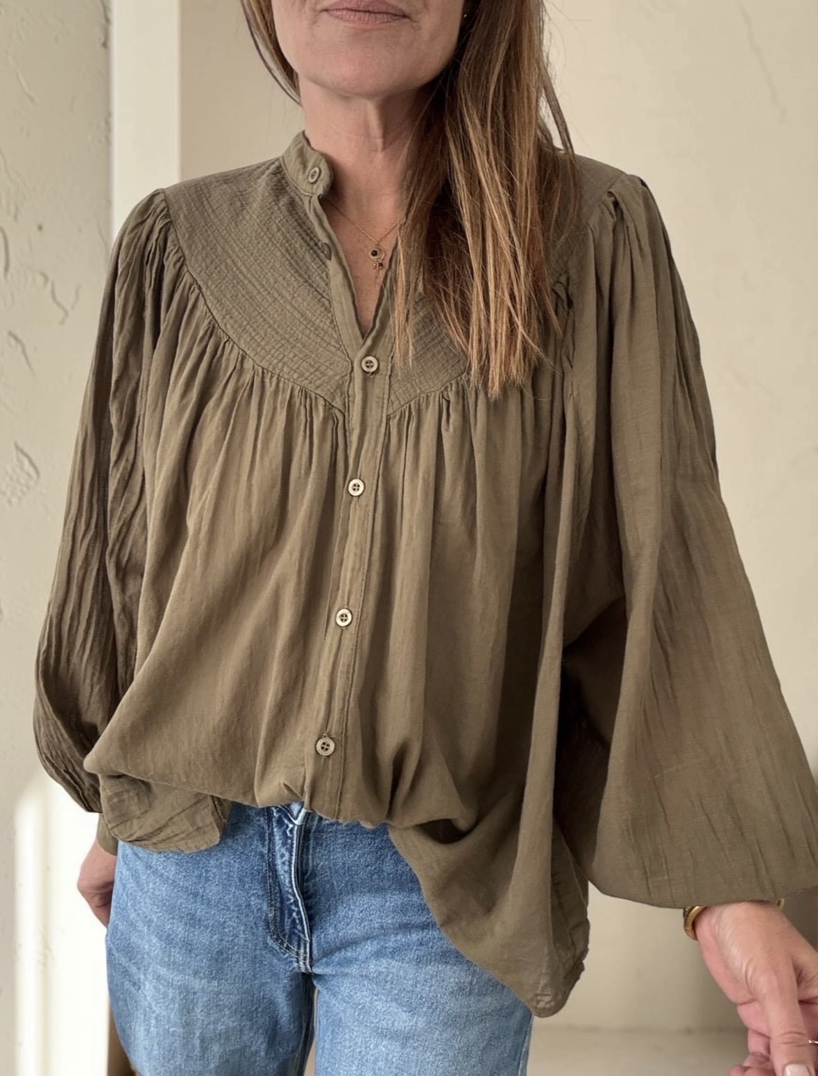 Chemise kaki Adaël en voile de coton 100 %, col mao, fabrication italienne.