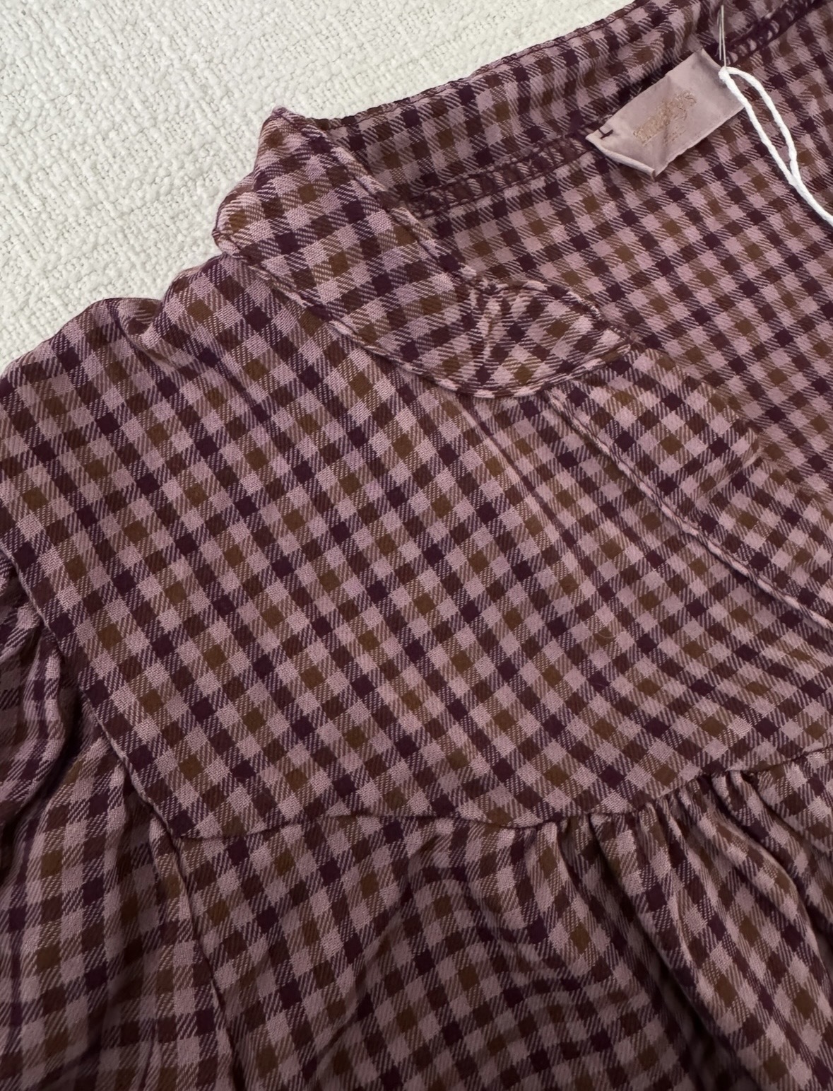 Détail du motif à petits carreaux aubergine et chocolat de la chemise Abane.