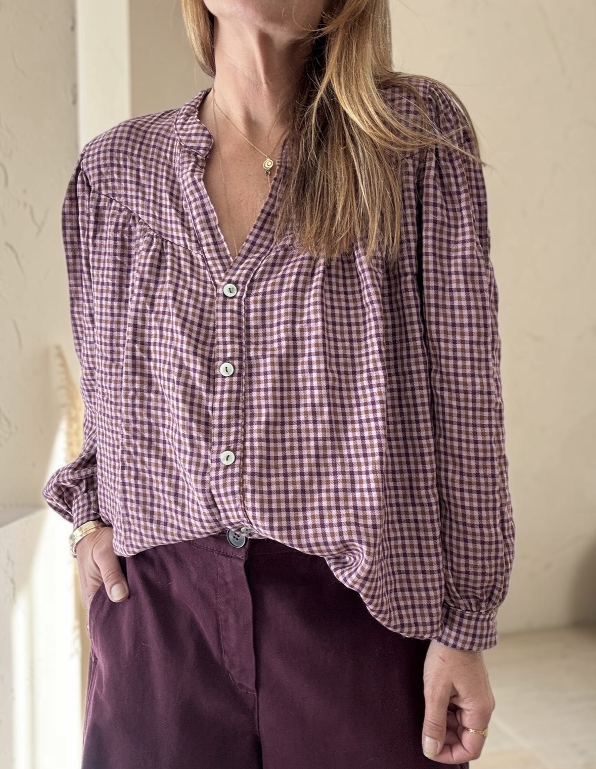 Chemise femme Abane à carreaux aubergine et chocolat, coupe ample et col V.