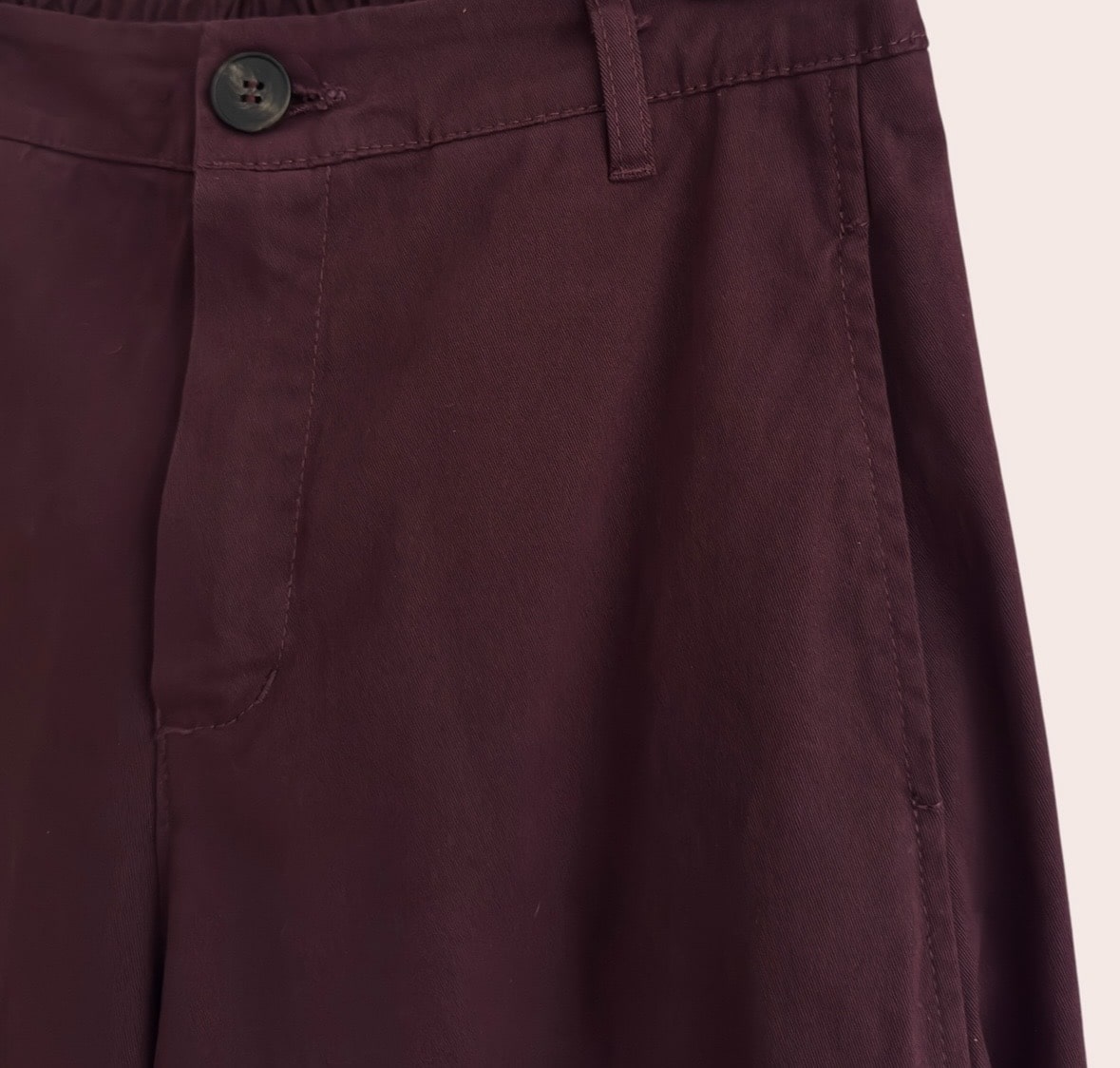 Détail du coton 100 % de belle qualité du pantalon femme aubergine Allane.