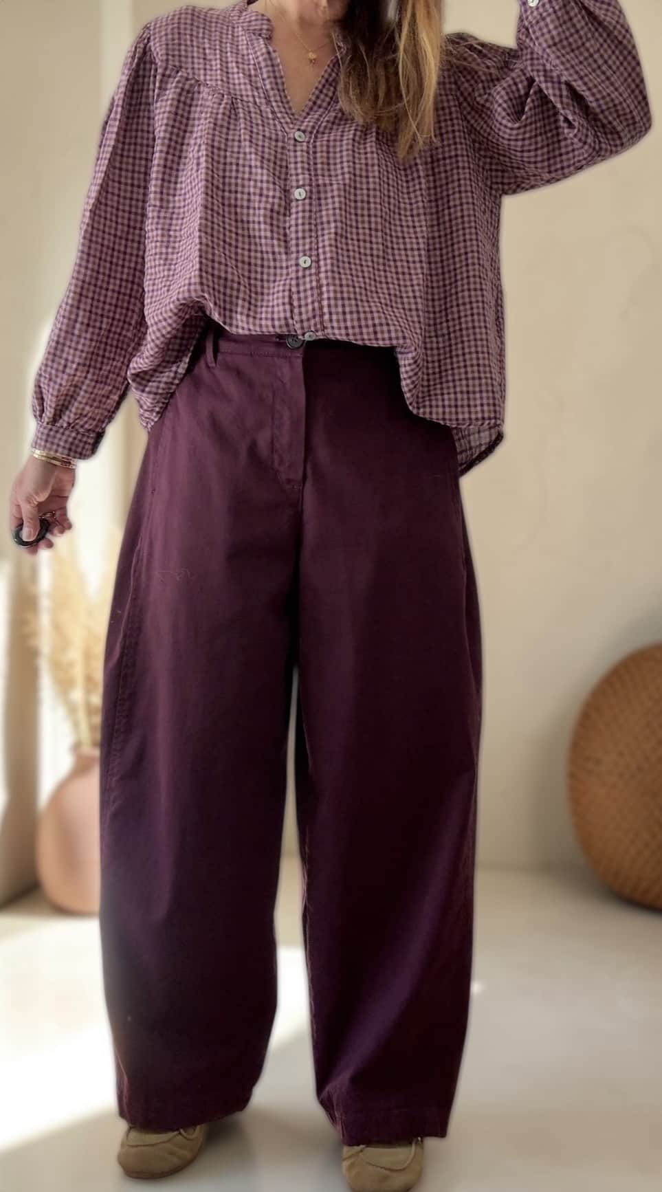 Détail taille élastiquée au dos et fermeture zip bouton du pantalon Allane aubergine.