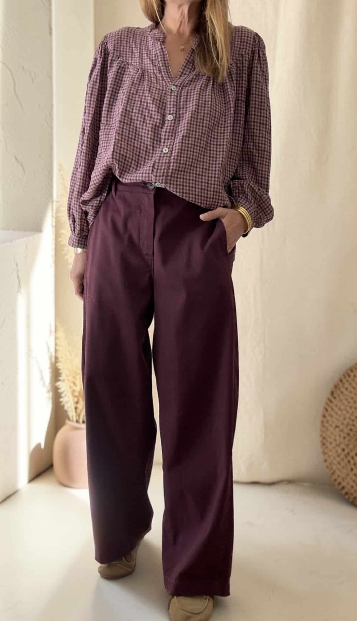 Pantalon femme aubergine Allane en coton 100 %, coupe large, fabrication italienne.