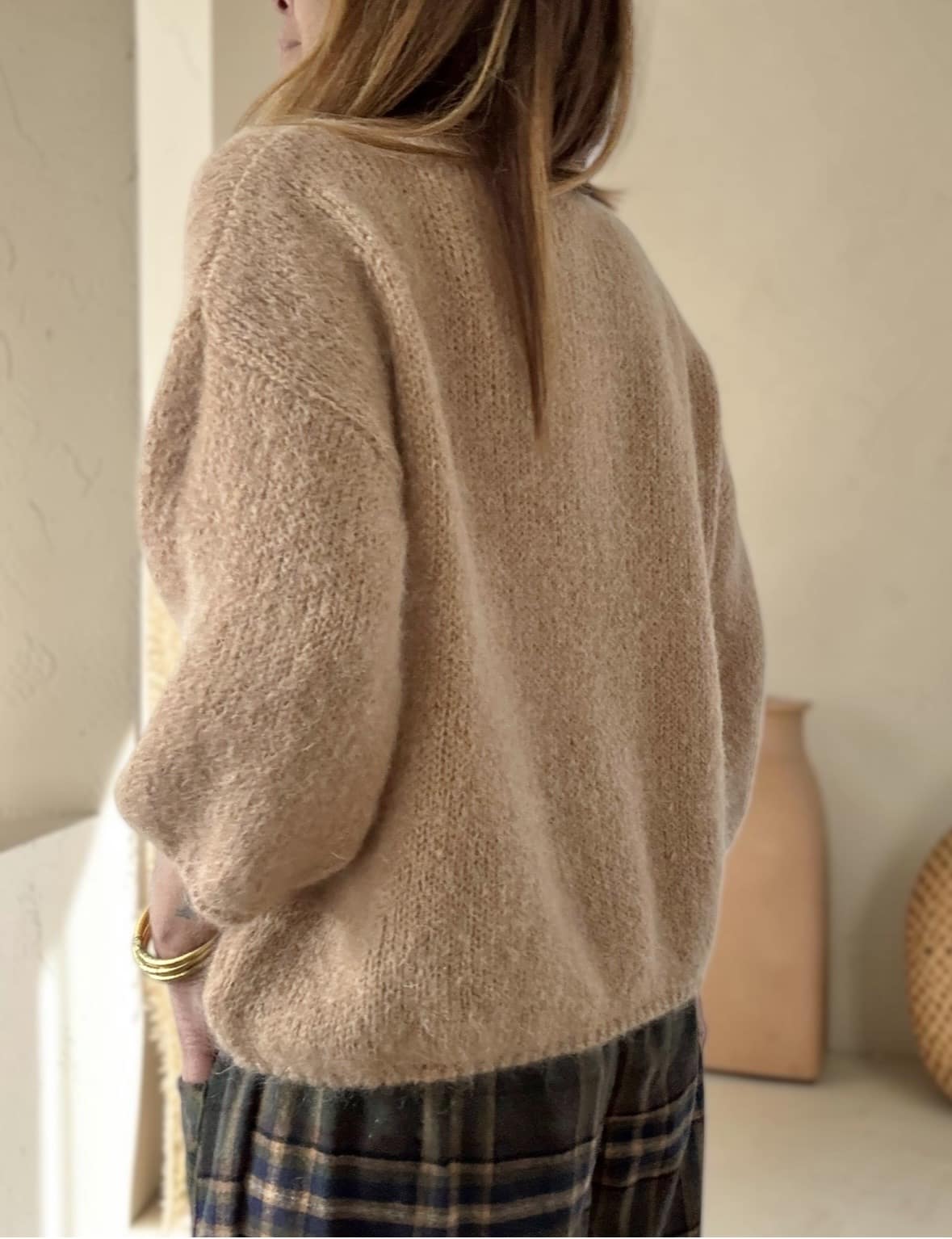 Pull camel femme en kid mohair, vue de dos, coupe confortable et manches 3/4.