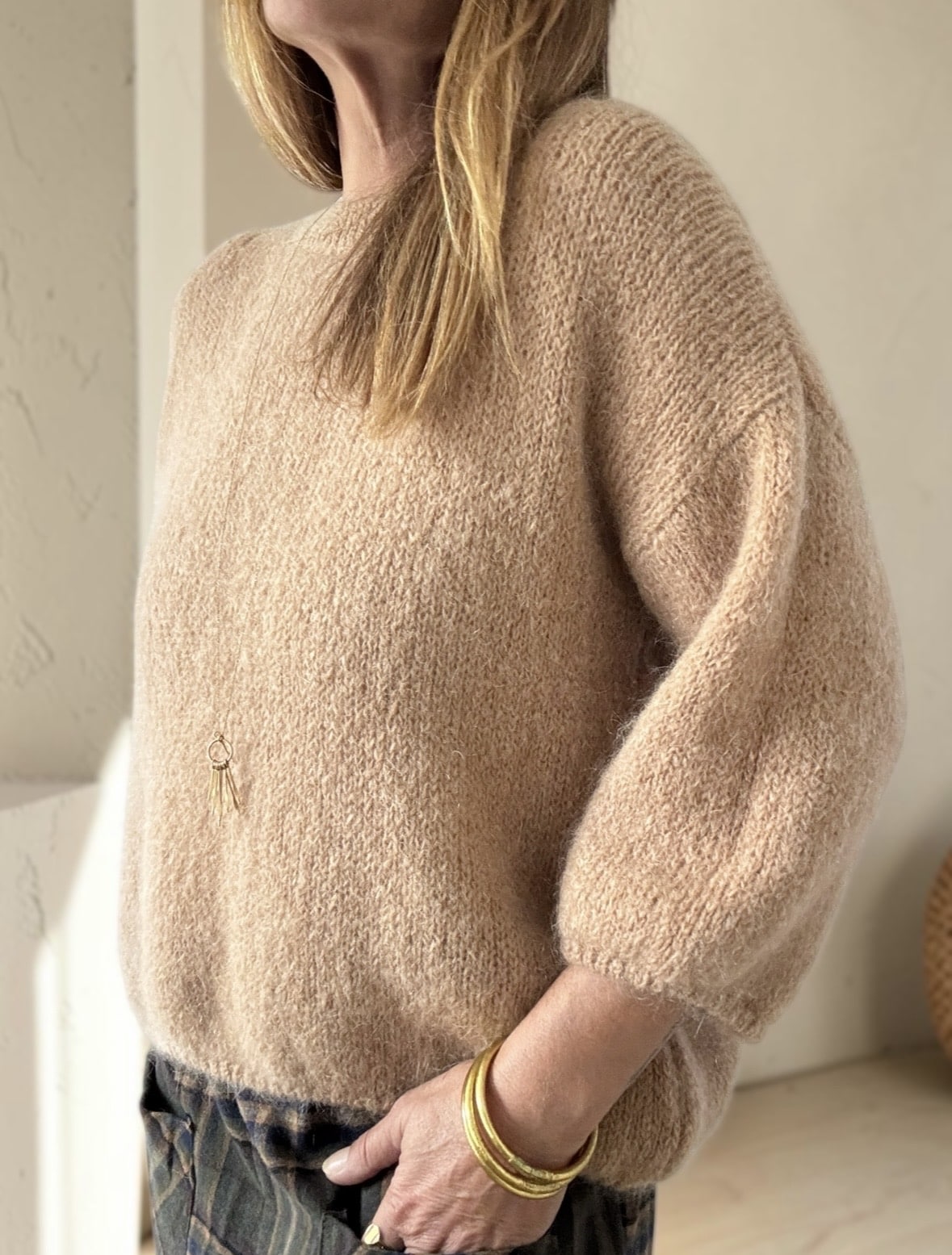 Détail du col rond et des manches 3/4 du pull camel en kid mohair.