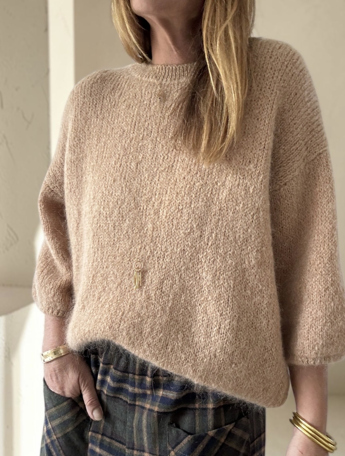 Pull femme camel manches 3/4 en kid mohair, col rond et maille douce, fabrication italienne.