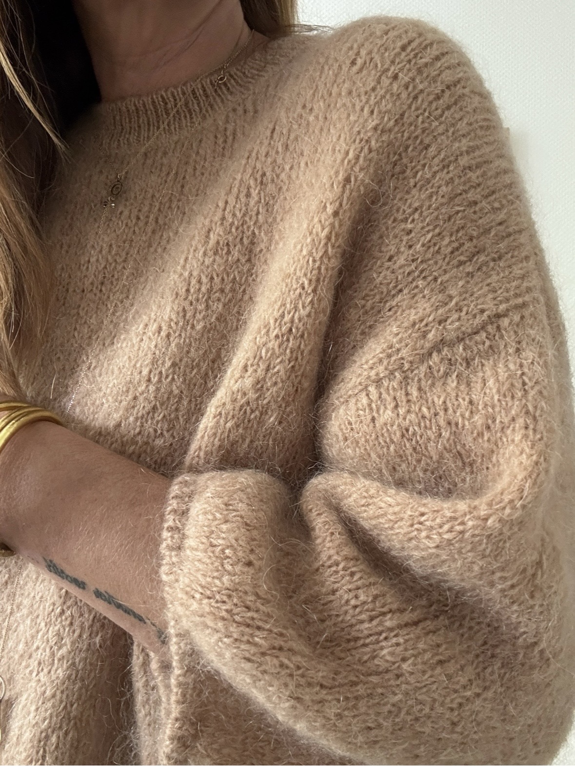 Gros plan sur la maille camel du pull Cillian femme en 40 % kid mohair, texture douce et duveteuse.