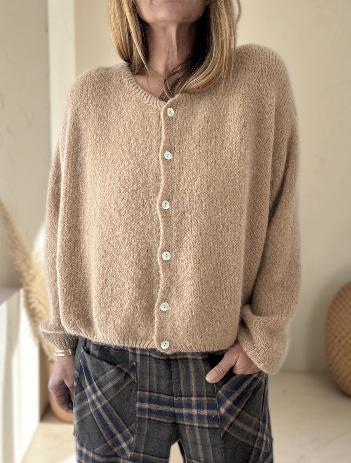 Gilet Marta camel en kid mohair, fabrication italienne, coupe ample et coloris naturel.