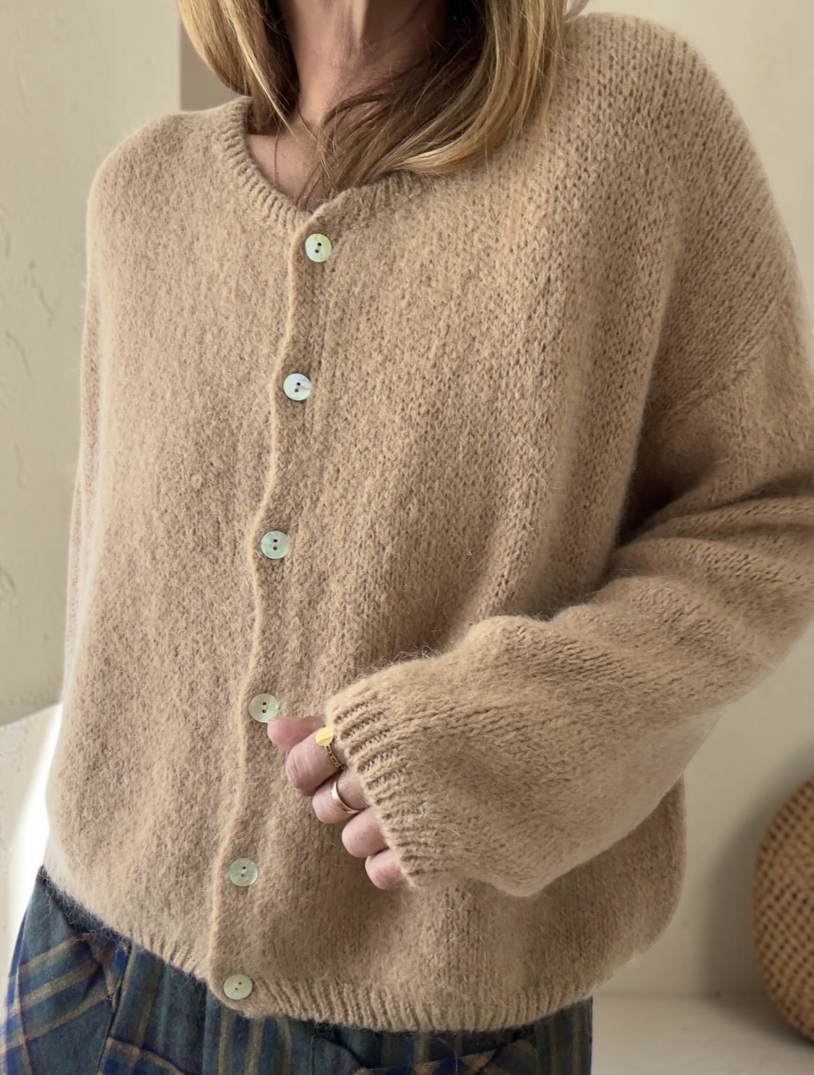 Gilet Marta camel en kid mohair, fabrication italienne, coupe ample et coloris naturel.