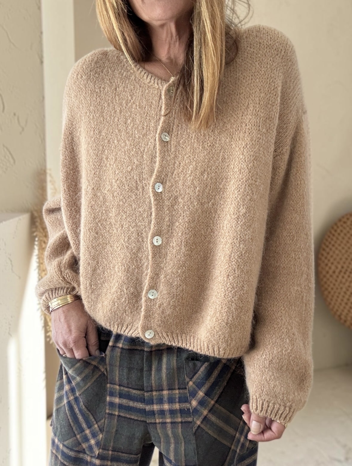 Gilet Marta camel en kid mohair, fabrication italienne, coupe ample et coloris naturel.