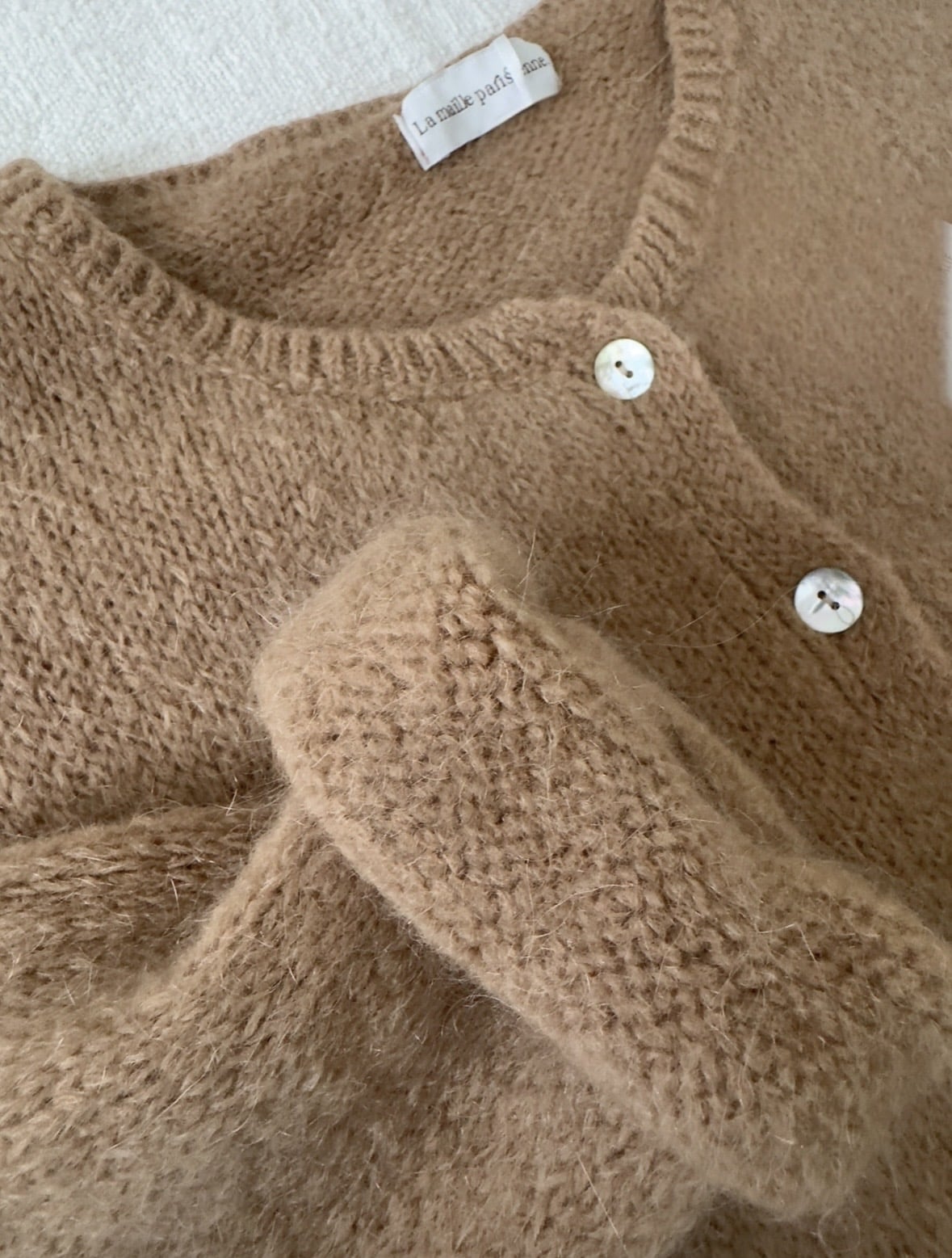 Gilet Marta camel en kid mohair, fabrication italienne, coupe ample et coloris naturel.