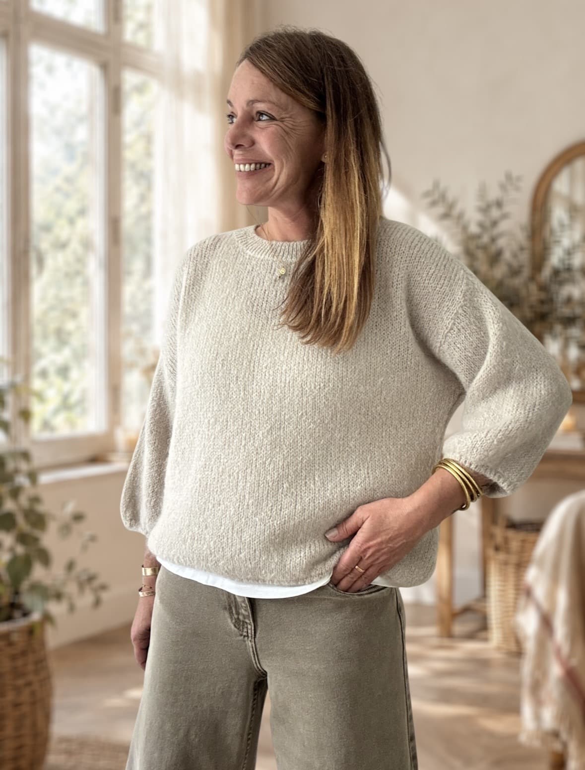 Pull femme beige Cillian manches 3/4 en kid mohair, col rond et maille duveteuse, fabrication italienne.