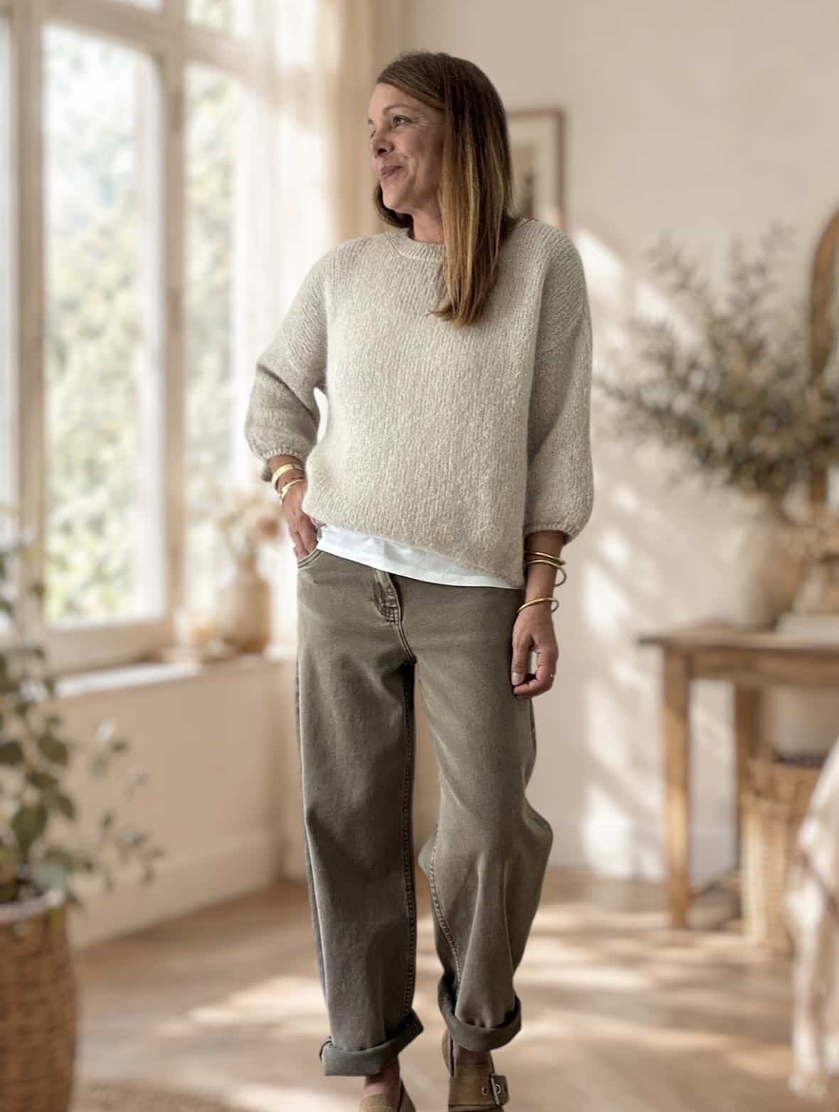 Pull femme beige Cillian manches 3/4 en kid mohair, col rond et maille duveteuse, fabrication italienne.