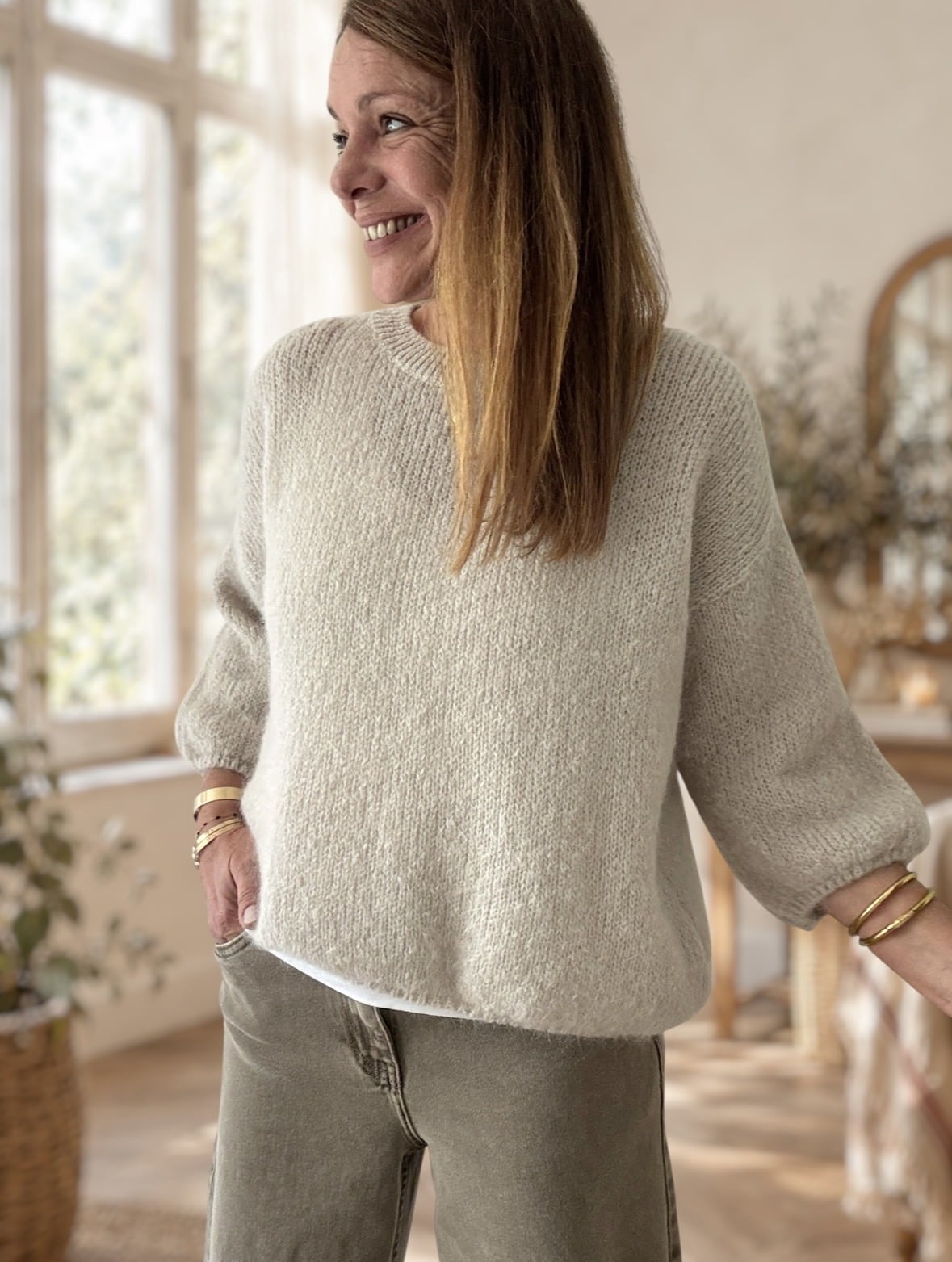 Détail du col rond et des manches 3/4 du pull beige en kid mohair.