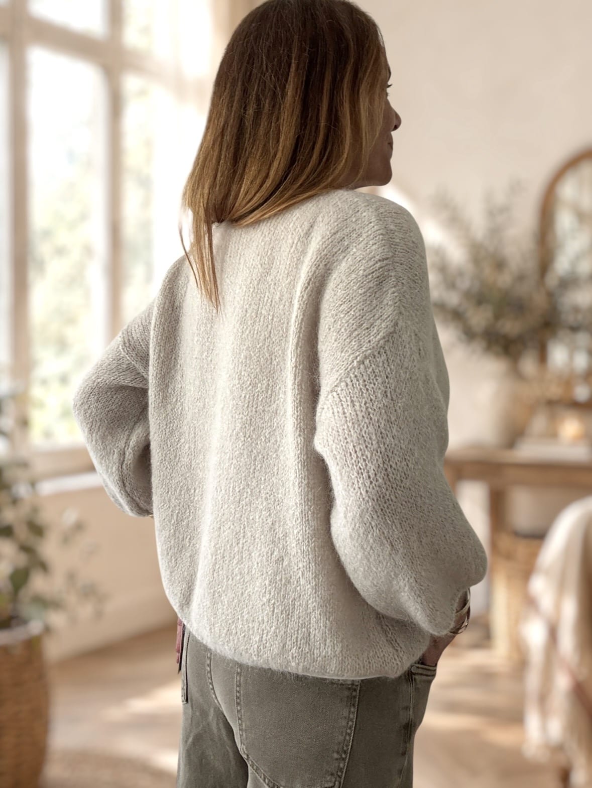* Texte alternatif (ALT) : Pull Cillian beige femme en kid mohair, vue de dos, manches 3/4 et coupe confortable.