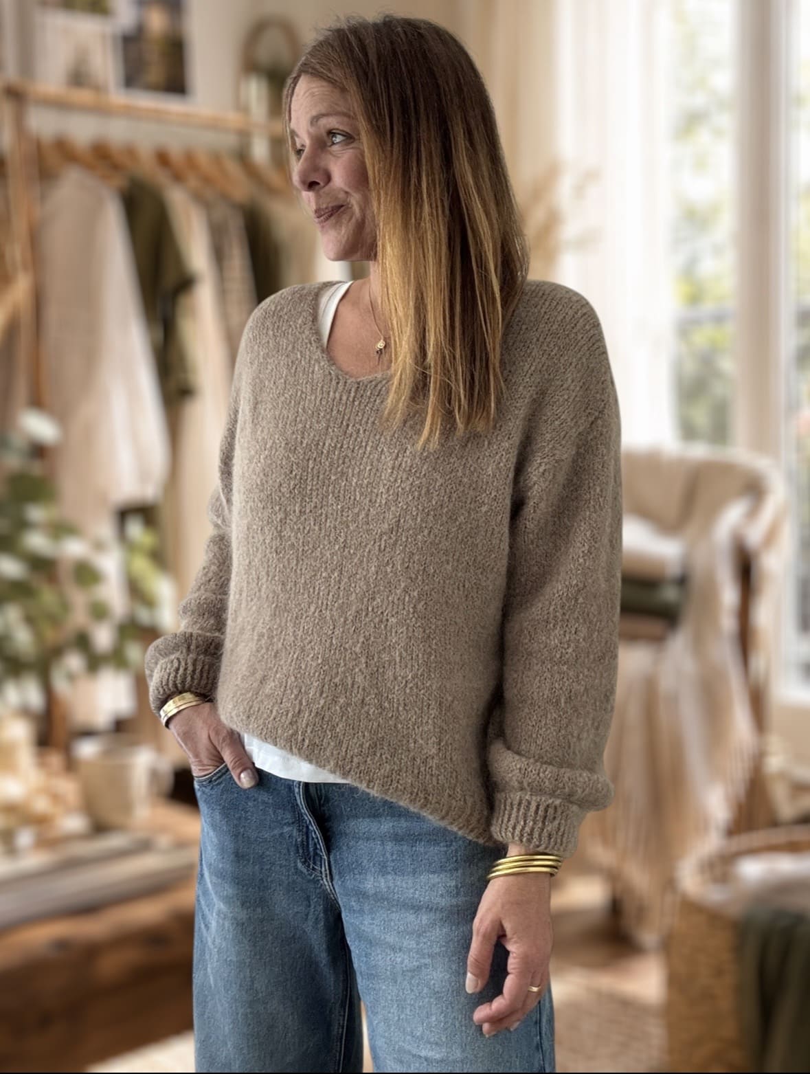 Pull Paul col V en mohair taupe – Image 3