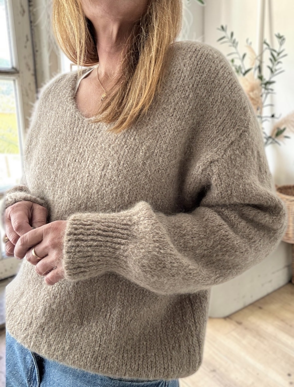 Pull Paul col V en mohair taupe – Image 4