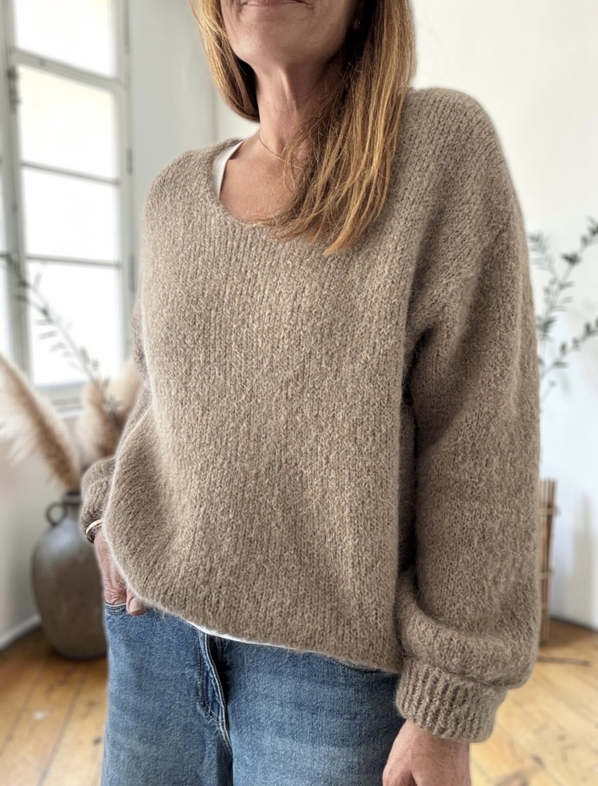 Pull Paul col V en mohair taupe – Image 5