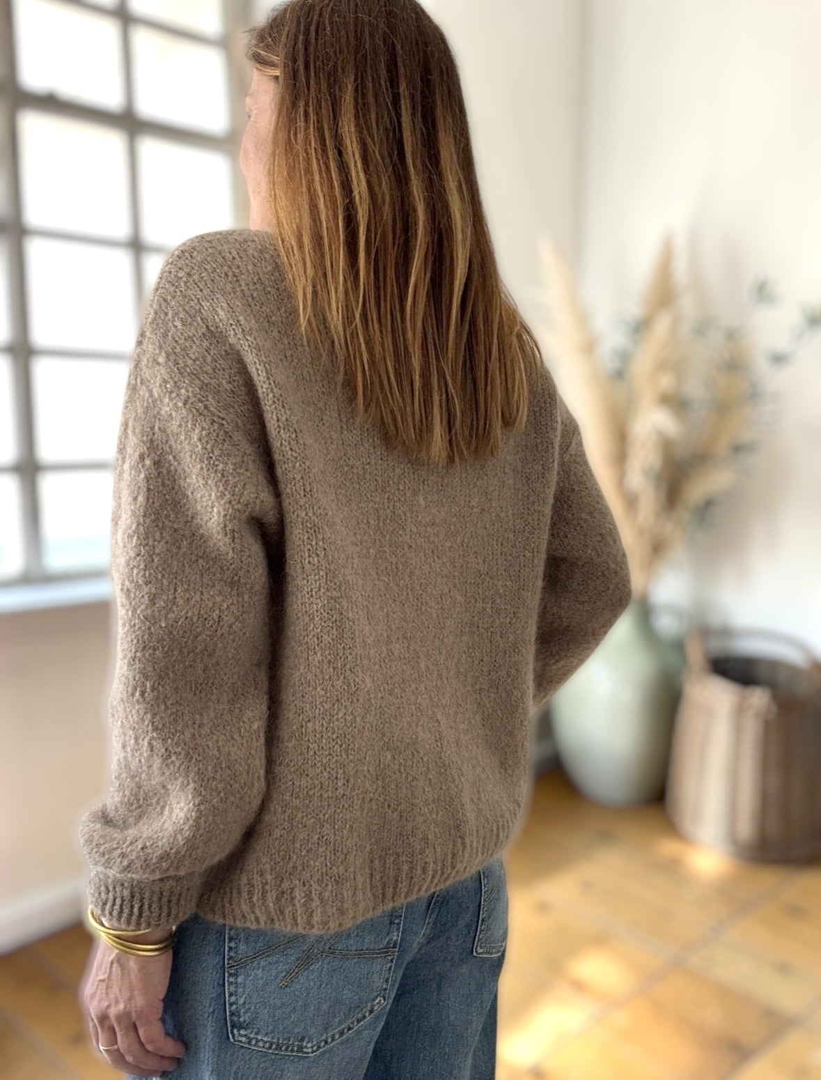 Pull Paul col V en mohair taupe – Image 6